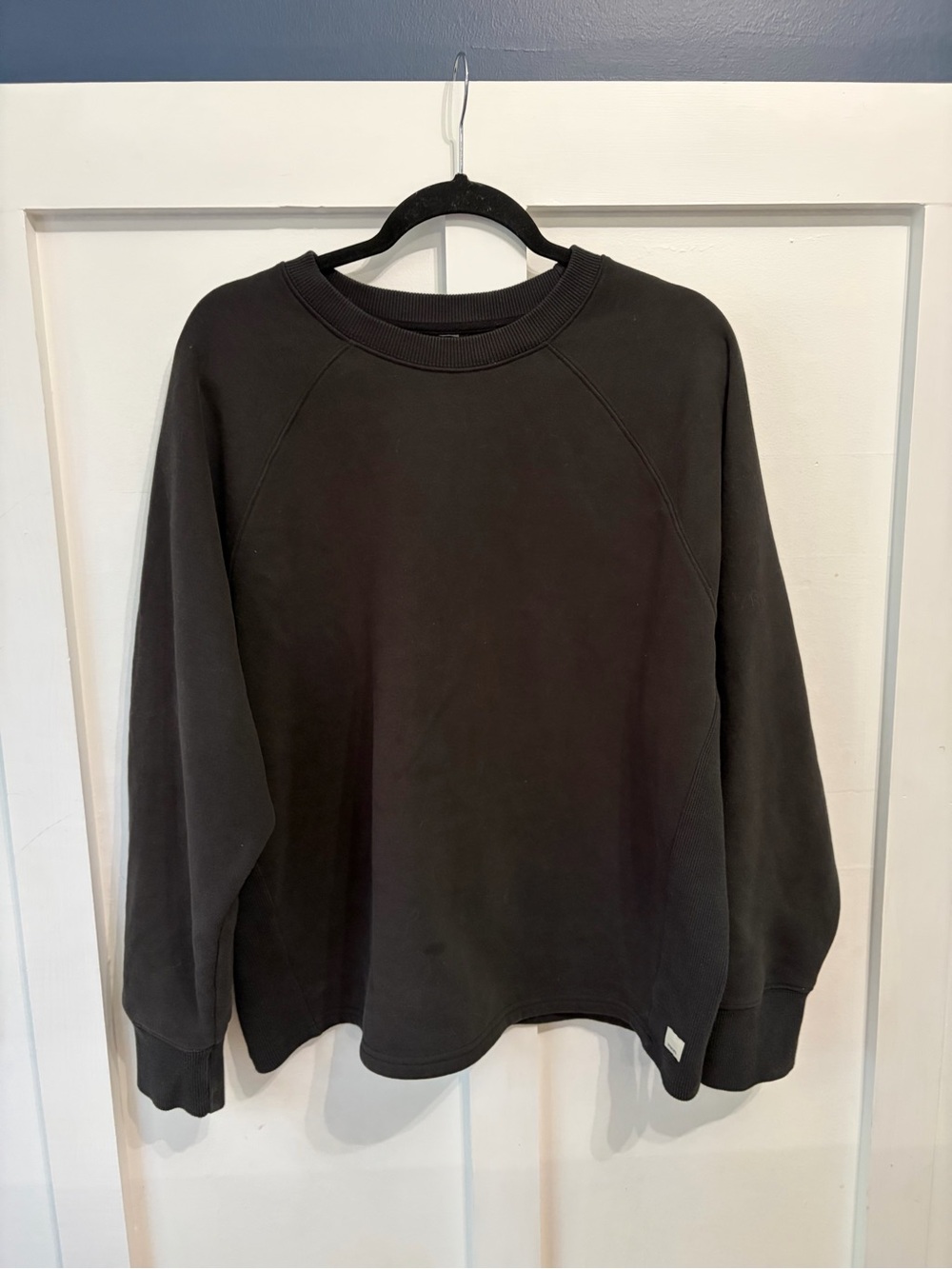 Vuori Women's Restore Oversized Crew Sweatshirt Washed Black Size Large VW265
